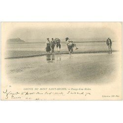 carte postale ancienne 50 MONT-SAINT-MICHEL. Passage d'une Rivière à bras d'Homme 1902