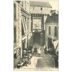 carte postale ancienne 50 MONT-SAINT-MICHEL. Porte du Roi Hôtel Poulard et Magasin Cartes Postales