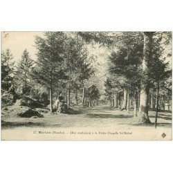 carte postale ancienne 50 MORTAIN. Allée Petite Chapelle Saint-Michel avec personnage assis 1918