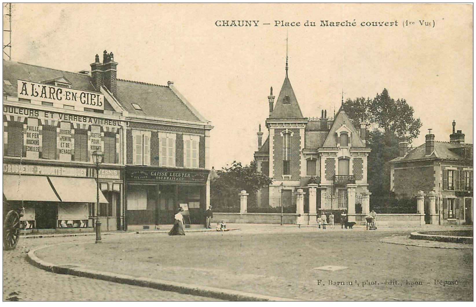 carte postale ancienne 02 CHAUNY. Place du Marché Couvert 1910. Droguerie et Caisse Lecuyer