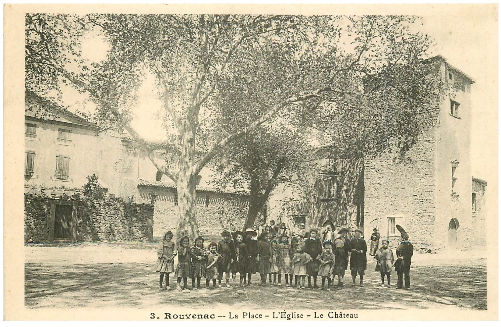 11 ROUVENAC. Place, Eglise et Château