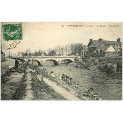 carte postale ancienne 50 PONTORSON. Le Pont et Lavandières Laveuses 1913