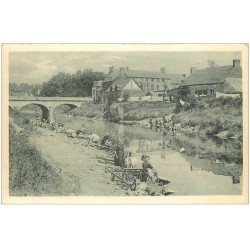 carte postale ancienne 50 PONTORSON. Le Pont et Lavandières Laveuses sur Couësnon