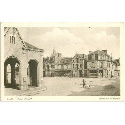 carte postale ancienne 50 PONTORSON. Place de la Mairie Pharmacie