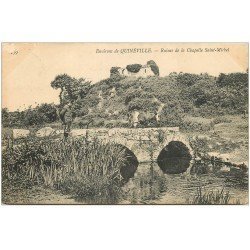 carte postale ancienne 50 QUINEVILLE. Personnage et Vache sur Petit Pont de Pierre ruines Chapelle Saint-Michel 1906