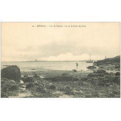 carte postale ancienne 50 REVILLE. Île de Tatihou, Croix de Saire et Pêcheuse de Crevettes