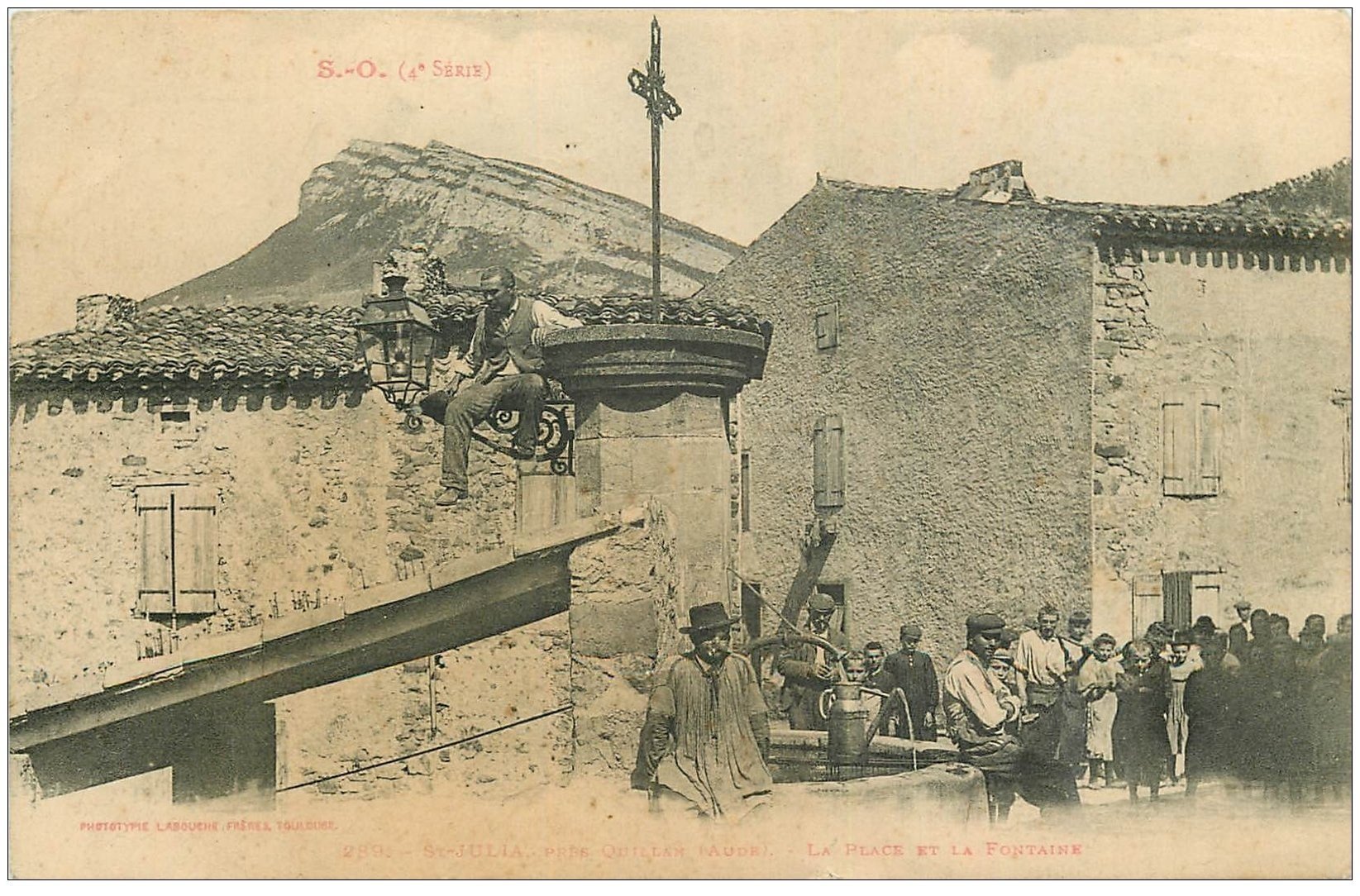 11 SAINT-JULIA. Place et Fontaine