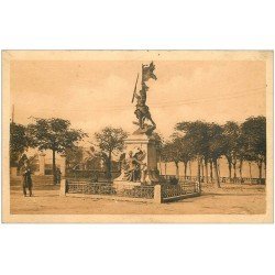 carte postale ancienne 50 SAINT-LO. Place Beaux-Regards Monument aux Morts