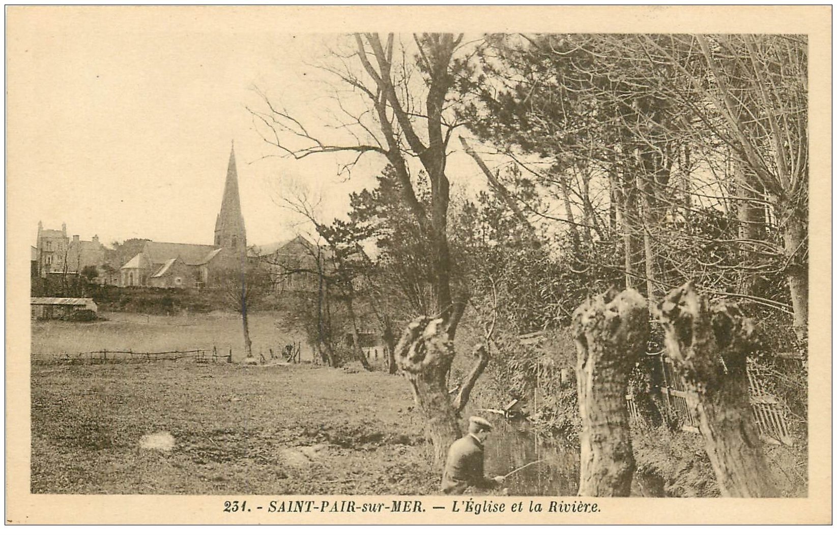 carte postale ancienne 50 SAINT-PAIR-SUR-MER. Eglise et Pêcheur sur la Rivière