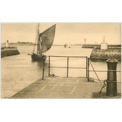 carte postale ancienne 50 SAINT-VAAST-LA-HOUGUE. Rentrée d'une Barque de Pêcheurs au Port