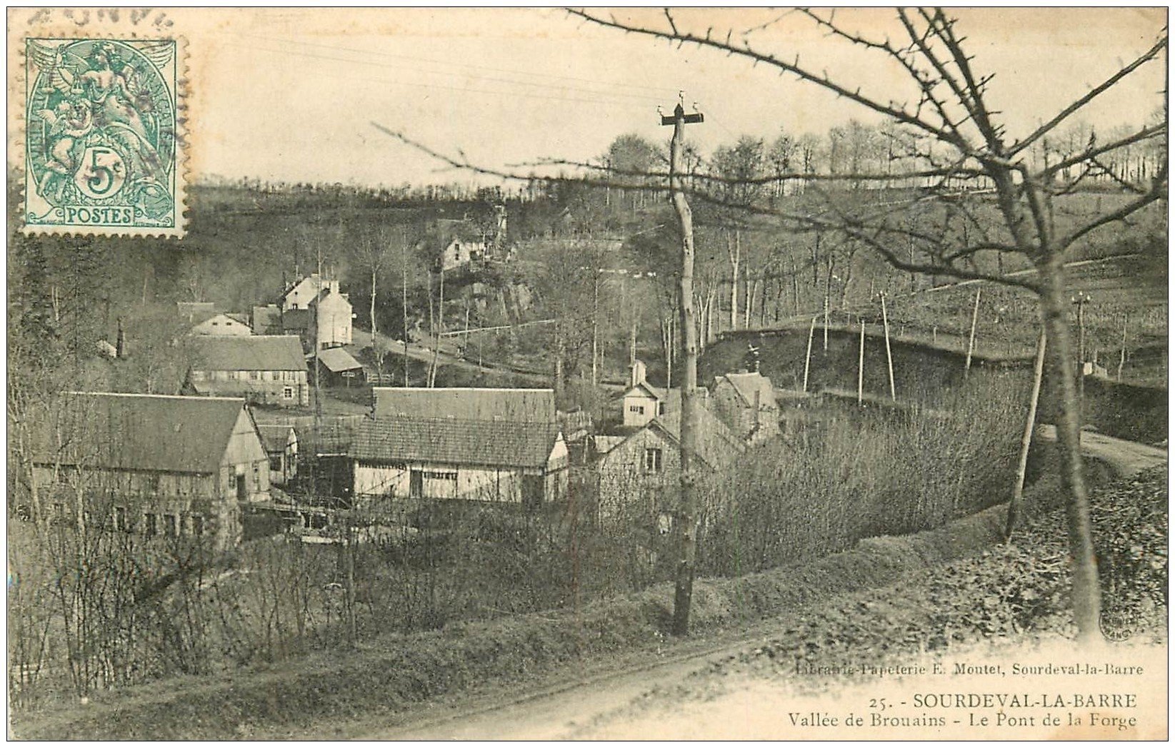 carte postale ancienne 50 SOURDEVAL-LA-BARRE. Pont de la Forge 1906. Carte un peu molle