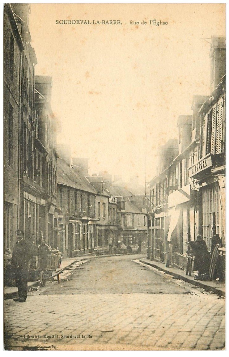 carte postale ancienne 50 SOURDEVAL-LA-BARRE. Rue de l'Eglise