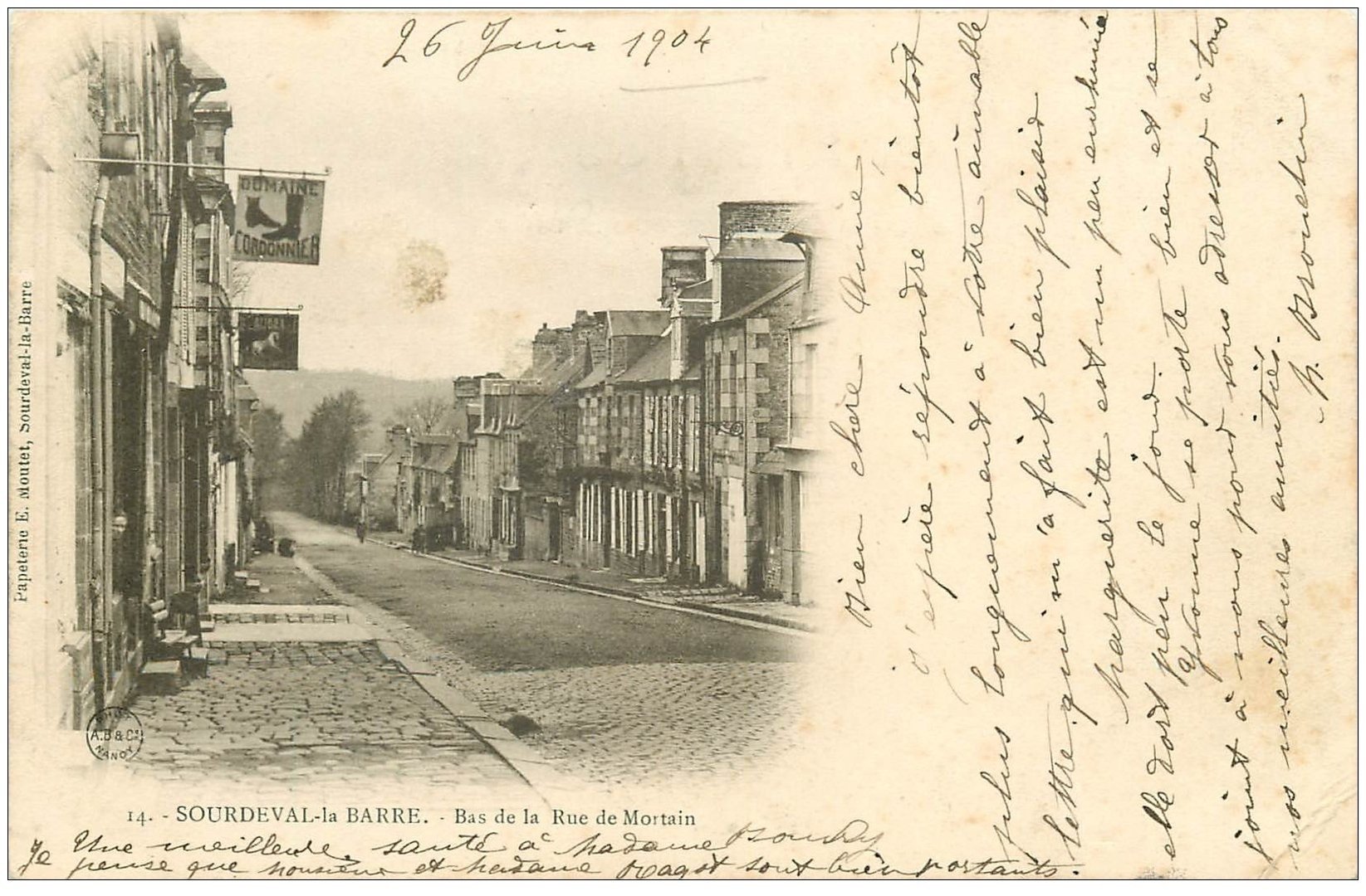 carte postale ancienne 50 SOURDEVAL-LA-BARRE. Rue de Mortain 1904
