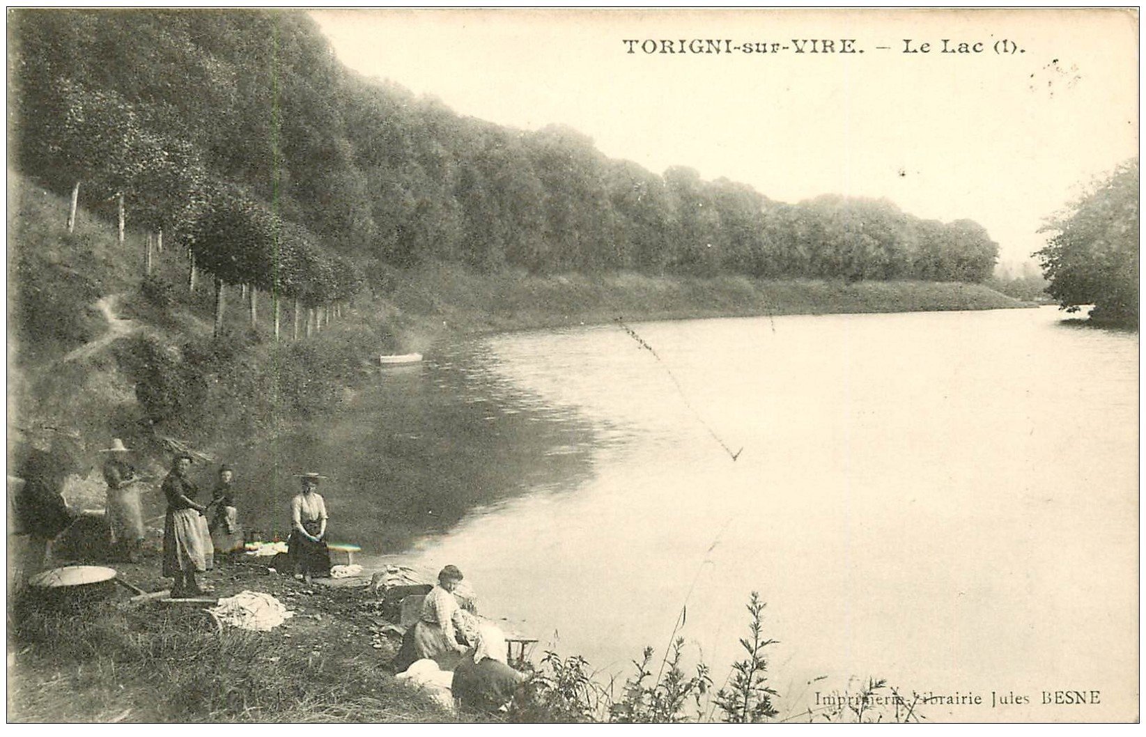carte postale ancienne 50 TORIGNI-SUR-VIRE. Lavandières Laveuses au Lac 1907