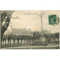 carte postale ancienne 50 VALOGNES. Calvaire et Hôtel Moissonnière 1915 animation