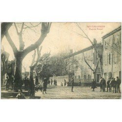 carte postale ancienne 11 SALLELES-D'AUDE. Place du Portail avec élagueur d'arbres 1906