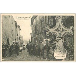 carte postale ancienne 11 SERVIES-EN-VAL. Avenue de Lagrasse 1909. Croix de Débès