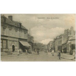 carte postale ancienne 02 CHAUNY. Rue de la Fère vers 1910. Restaurant Aux Bons Amis