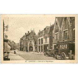 carte postale ancienne 02 CHAUNY. Rue de la République 1935. Attelage du Nord pour livraisons.