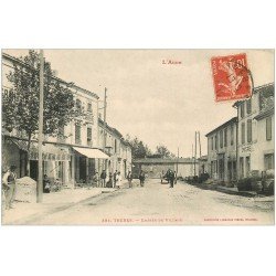 carte postale ancienne 11 TREBES. Entrée du Village. Epicerie et Café Carrière 1912