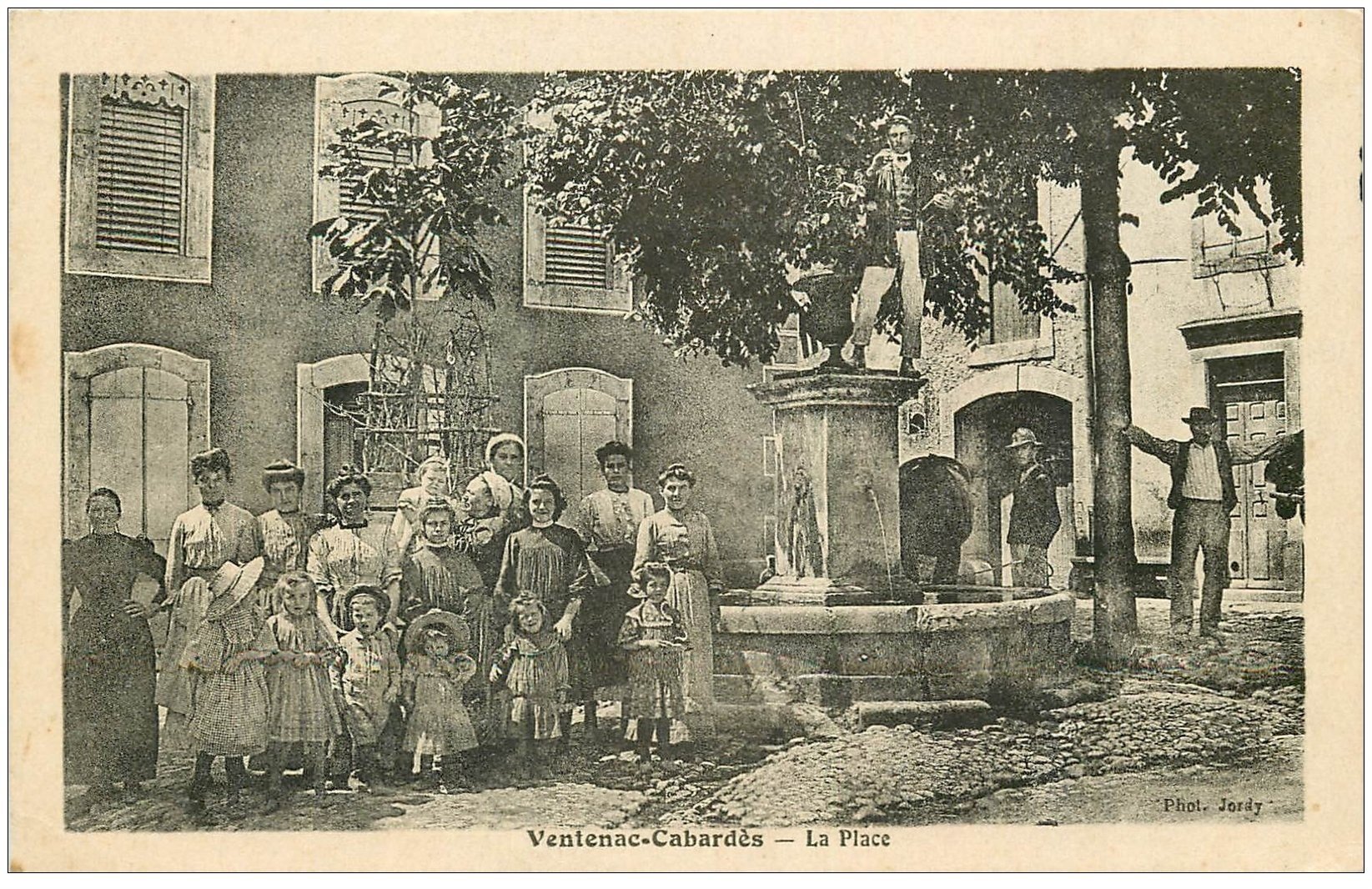 11 VENTENAC-CABARDES. La Place
