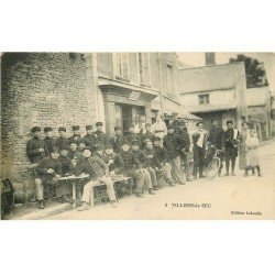 carte postale ancienne K. 52 VILLIERS-LE-SEC. Militaires et Facteur en vélo devant le Café