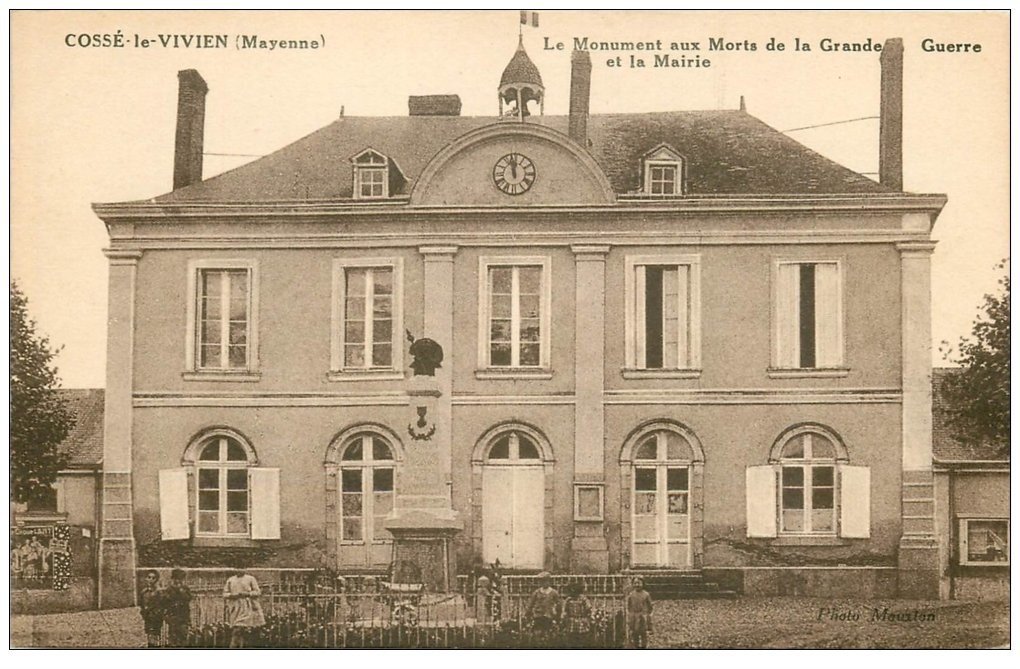 53 COSSE-LE-VIVIEN. Monument aux Morts et Mairie animation