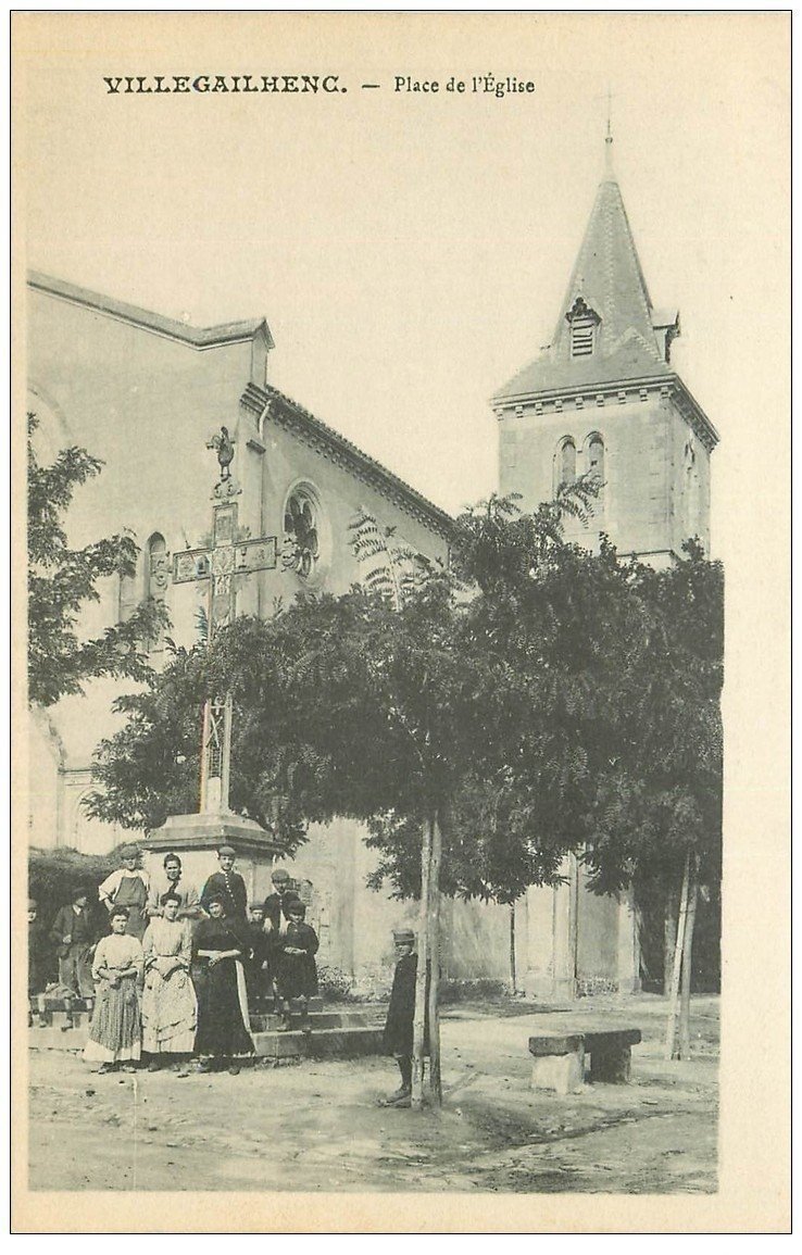 11 VILLEGAILHENC. Place de l'Eglise