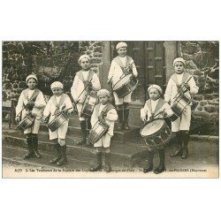 carte postale ancienne 53 SAINT-FRAIMBAULT-DE-PRIERES. Fanfare des Orphelins de Saint-Georges de l'Isle. Tambours 1932