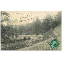 carte postale ancienne 53 SAULGES. Nouveau Pont Vallée de l'Erve 1910 animation