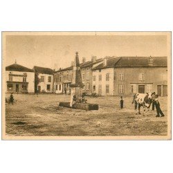 carte postale ancienne 54 EINVILLE. Place de la Fontaine 1914. Timbre absent