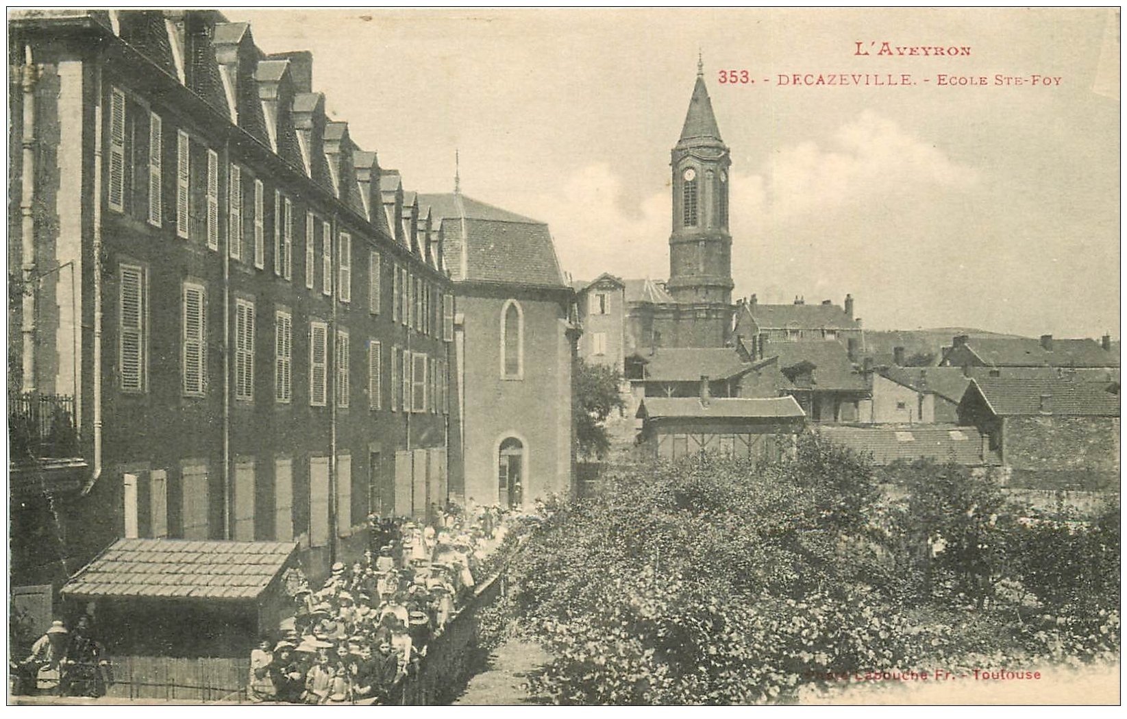 12 DECAZEVILLE. Ecolières Cour Ecole Sainte-Foy 1924