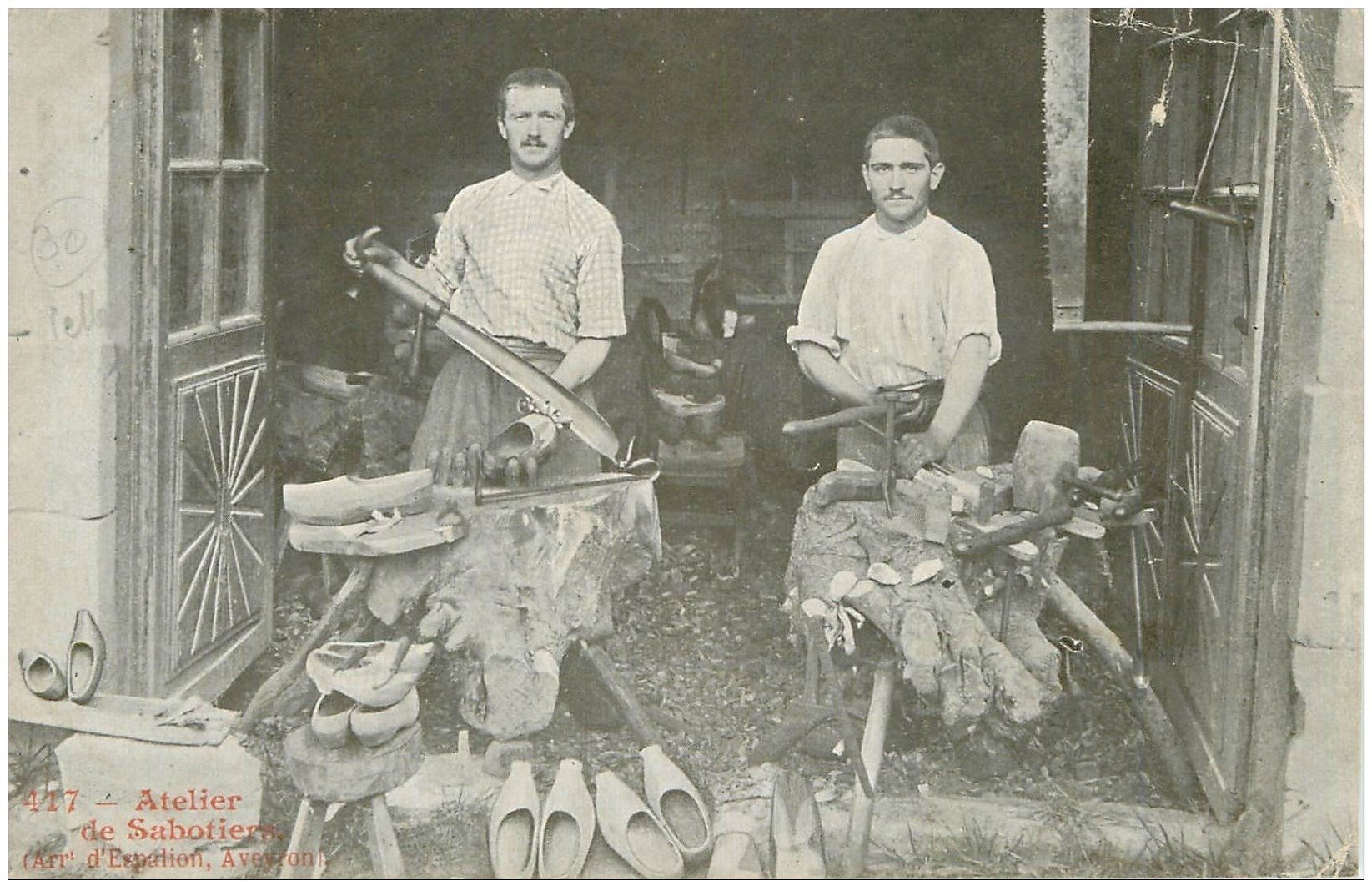 12 ESPALION environs. Atelier de Sabotiers 1904. Vieux Métiers Artisans