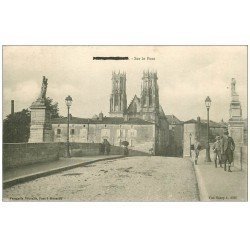 carte postale ancienne 54 PONT-A-MOUSSON. Ecoliers sur le Pont 1917
