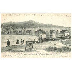 carte postale ancienne 54 PONT-A-MOUSSON. Pêcheurs près du Pont 1906 et Péniche