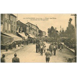 carte postale ancienne 12 LA CAVALERIE. Place des Fêtes Avenue de l'Hospitalet. Café Biau et Militaire à la Terrasse en face