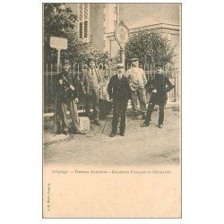 carte postale ancienne 54 VILLERUPT. Poteaux Frontières. Douaniers Français et Allemands vers 1900