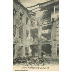 carte postale ancienne 54 NANCY. Bombardement Cour Immeuble rue Saint-Nicolas animation aux étages