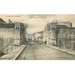 carte postale ancienne 54 TOUL. La Porte Moselle et Pont