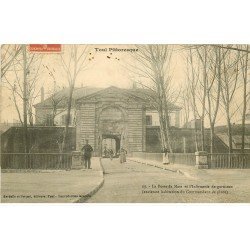 carte postale ancienne 54 TOUL. La Porte de Metz et Infirmerie de Garnison 1910