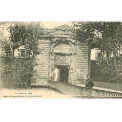 carte postale ancienne 54 TOUL. La Porte de Metz 1915 avec Gardien