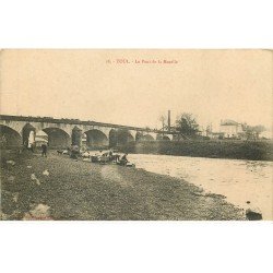 carte postale ancienne 54 TOUL. Le Pont de la Moselle Lavandières