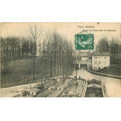 carte postale ancienne 54 TOUL. Ecluse du Canal dans les Remparts 1908 Péniches