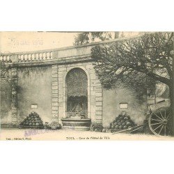 carte postale ancienne 54 TOUL. Cour Hôtel de Ville 1916 canon et boulets