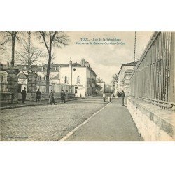 carte postale ancienne 54 TOUL. Rue République Caserne Gouvion Saint-Cyr Bar Parisien