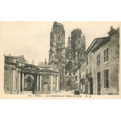 carte postale ancienne 54 TOUL. Hôtel de Ville et Cathédrale