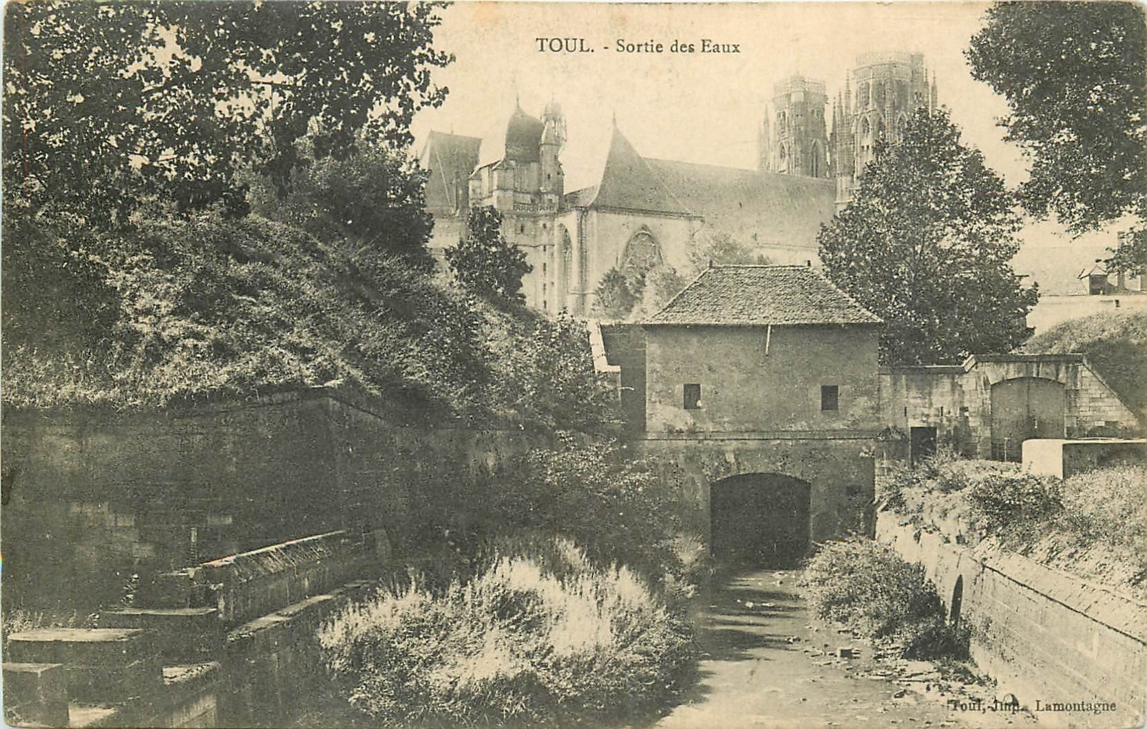 carte postale ancienne 54 TOUL. Sortie des Eaux 1910 (carte un peu molle)...