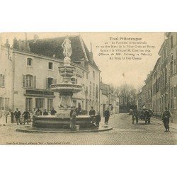 carte postale ancienne 54 TOUL. Fontaine Place Croix-en-Bourg et Banque Société Générale 1914