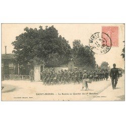 carte postale ancienne 55 SAINT-MIHIEL. Rentrée au Quartier du 25° Bataillon 1906 avec Fanfare