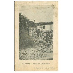 carte postale ancienne 55 VERDUN. Une Rue bombardée. Guerre 1914-18